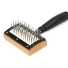 DINGO- Brosse Dans Un Support En Plastique -L'effet animalerie de la maison. fre pl DINGO Brosse dans un support en plastique 26097 1